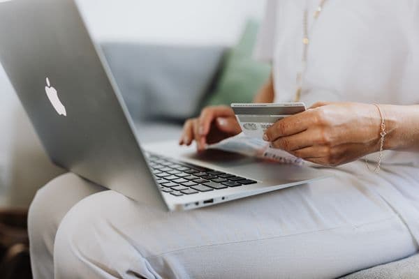 Persona protegiendo sus cuentas bancarias frente a estafas online